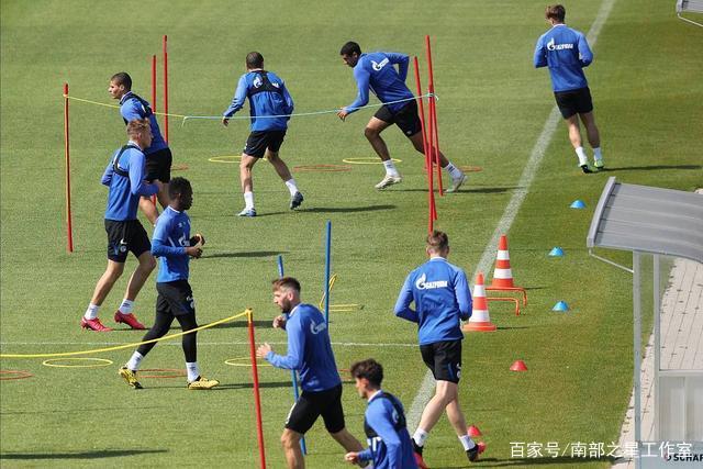 福克斯体育：大号亚马尔立牌现身纽约哈德逊河